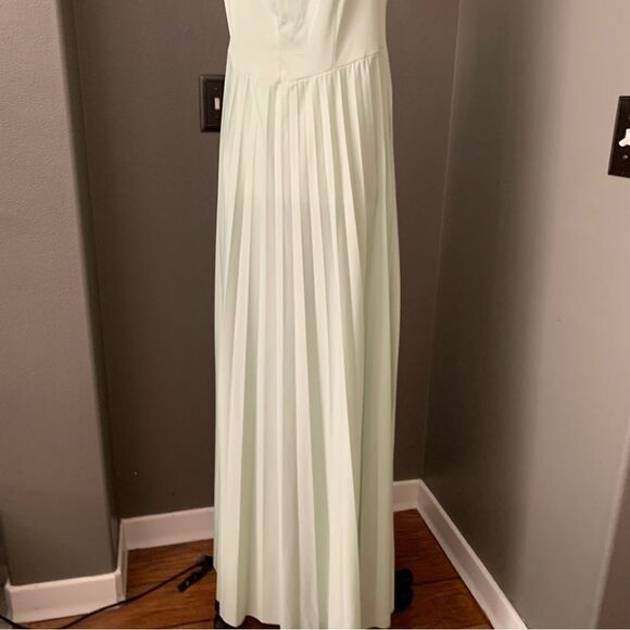 ASOS DESIGN twist front off-the-shoulder pleated maxi dress in sage Mint Green - Picture 7 of 16